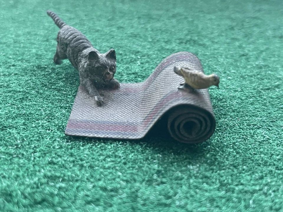 Estatuilla de gato austriaco vintage de bronce pintado en frío jugando con pájaro sobre alfombra Foto 3 de 4