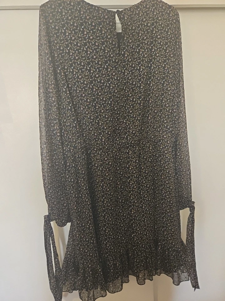 Vestido Campesino Corto Manga Larga Floral Negro Talla Grande Forever 21 Cuello Redondo Foto 3 de 4