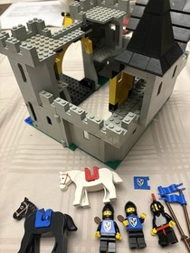 Legoland Castle Black Falcons 6074 Black Falcon's Fortress Near Complete Read