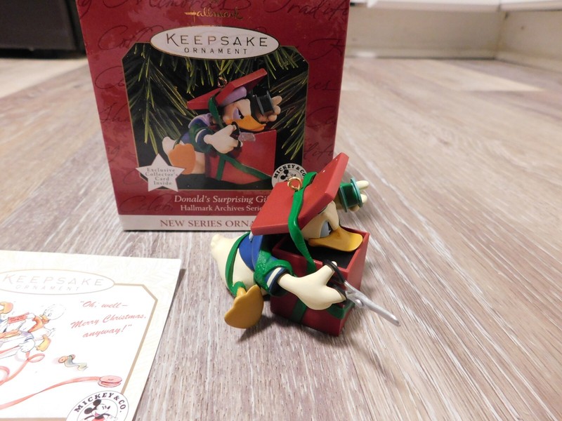 EUC! 1997 DISNEY Hallmark Keepsake Christmas Ornament Donald's Surprising Gift