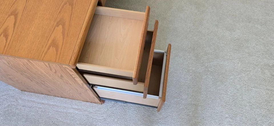 Escritorio de madera maciza, ligeramente usado, grano de madera, oficina en casa, escritorio de habitación infantil Foto 2 de 4