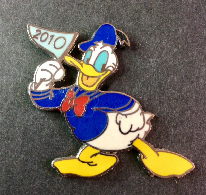 Disney’s Donald Duck waving  🚩pennant 🚩 PIN . ⚡️ LIMITED EDITION OF 2000 ⚡