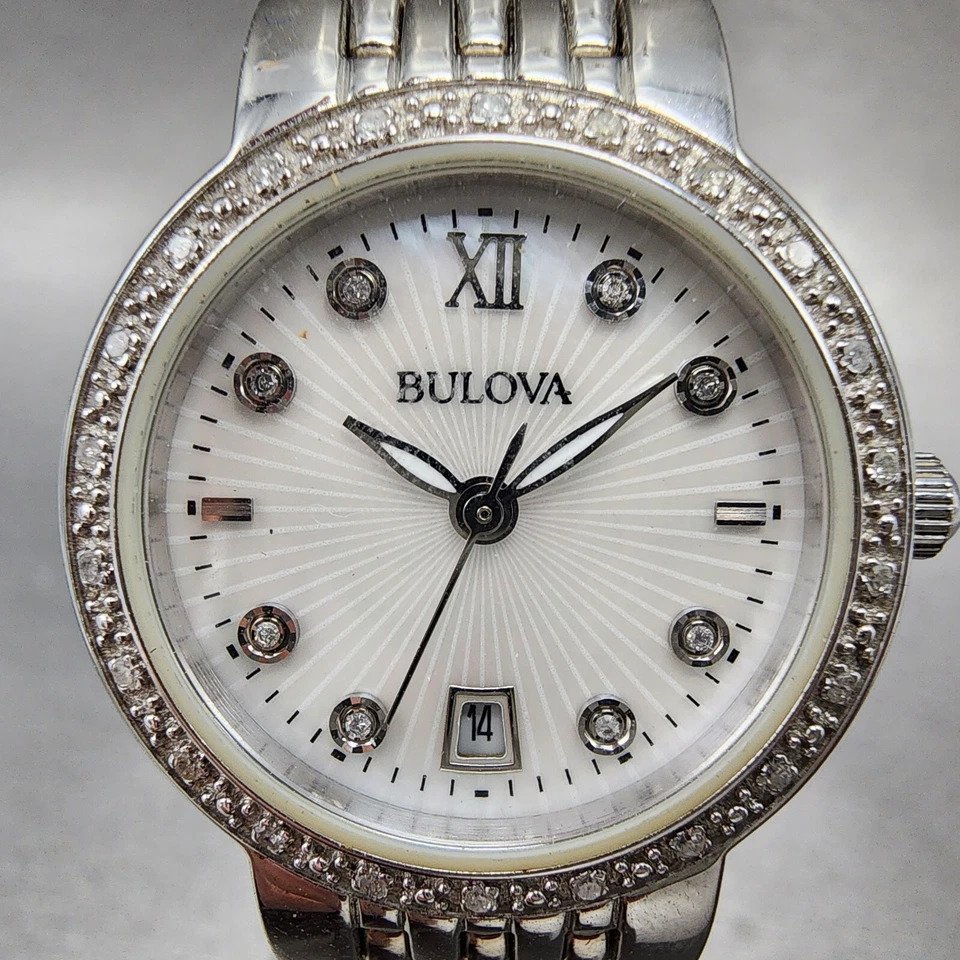 Reloj Bulova Mujer 26mm Esfera Blanca Tono Plateado Redondo Fecha 96r203 Batería Nueva Foto 2 de 4