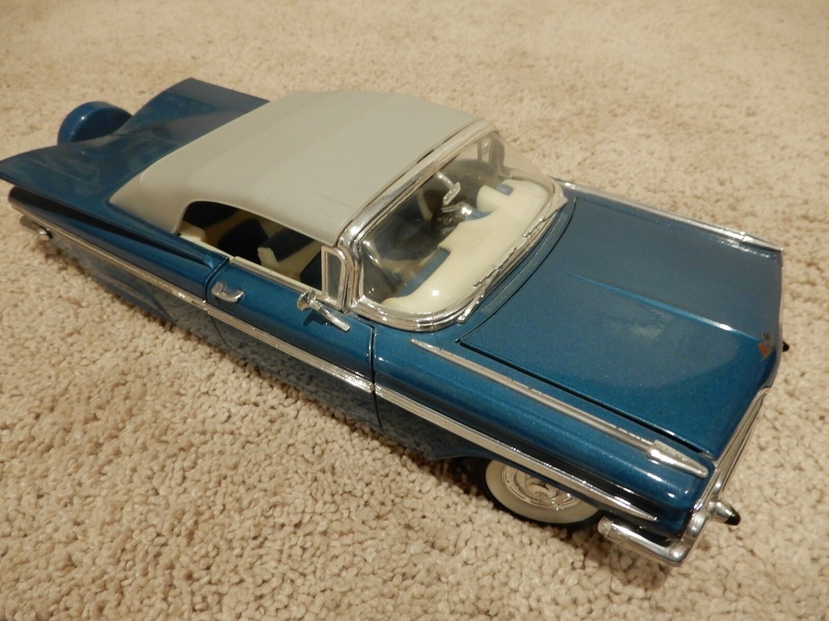 ROAD LEGENDS 1959 CHEVROLET IMPALA CONVERTIBLE 1:18 SCALE CLASSIC