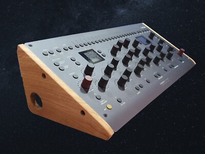 Softube Konsole, Fader MK3, Flow Studio Oak Endwangen aus Synthesizern und Holz