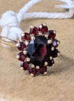 Vintage 9 kt Gelbgold Granat Cluster Ring - Größe M - 2,9 g ovaler Heiligenschein böhmisch