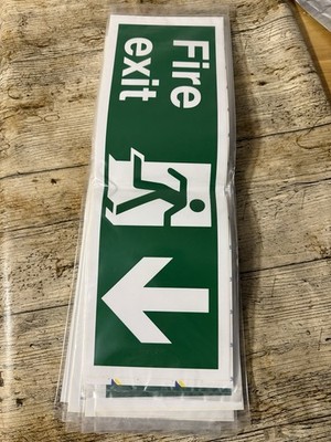 Feuerausstieg, Pfeilzeigeschild 300 mm x 100 mm - selbstklebend 4 Stück