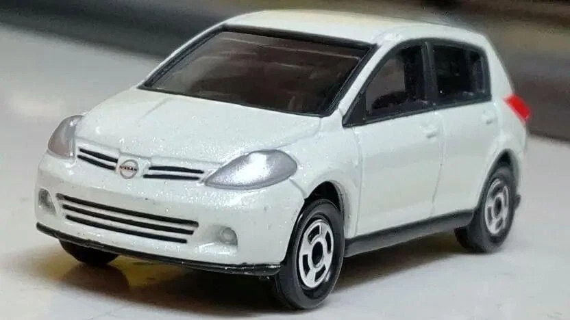 Tomica Nissan Tiida Muestra Color Blanco Perla Foto 2 de 4