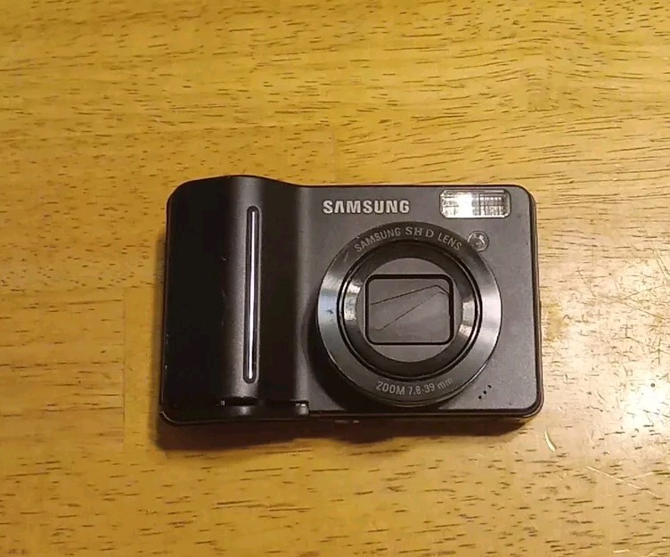 Samsung S1050 Compact Digital Camera 10.1 Mega Pixels Black PARTS ONLY READ