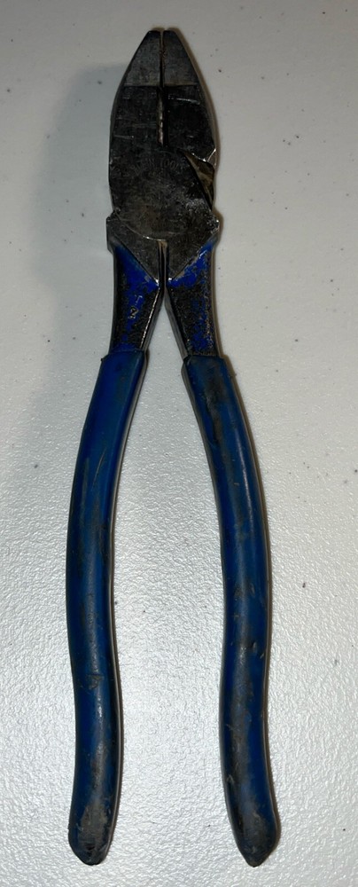 Klein Tools D213-9NE - Lineman's Pliers 9.25” High Leverage Side Cutting Pliers