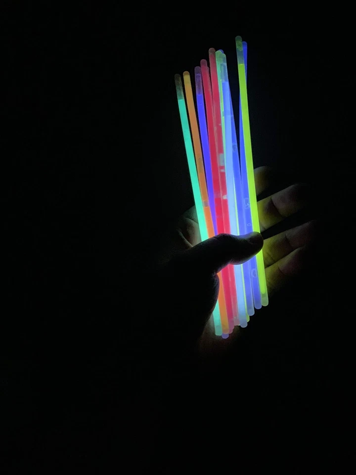 100 palos brillantes pulseras de neón paquete de fiesta conectores de luz 20 cm divertido Foto 3 de 4