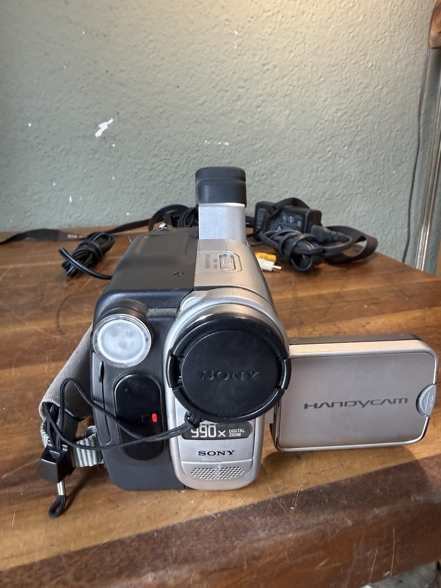 Sony Handycam CCD-TRV138 HI8 8mm With Cords, Battery, Strap