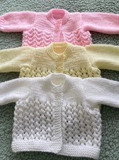 Handgestrickte Baby Strickjacken 1. Größe. Neu