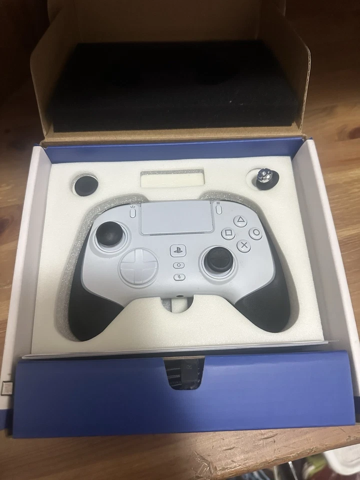 Controller Dualshock PlayStation PS5 e PC - RAZER WOLVERINE V2 PRO - Immagine 2 di 4