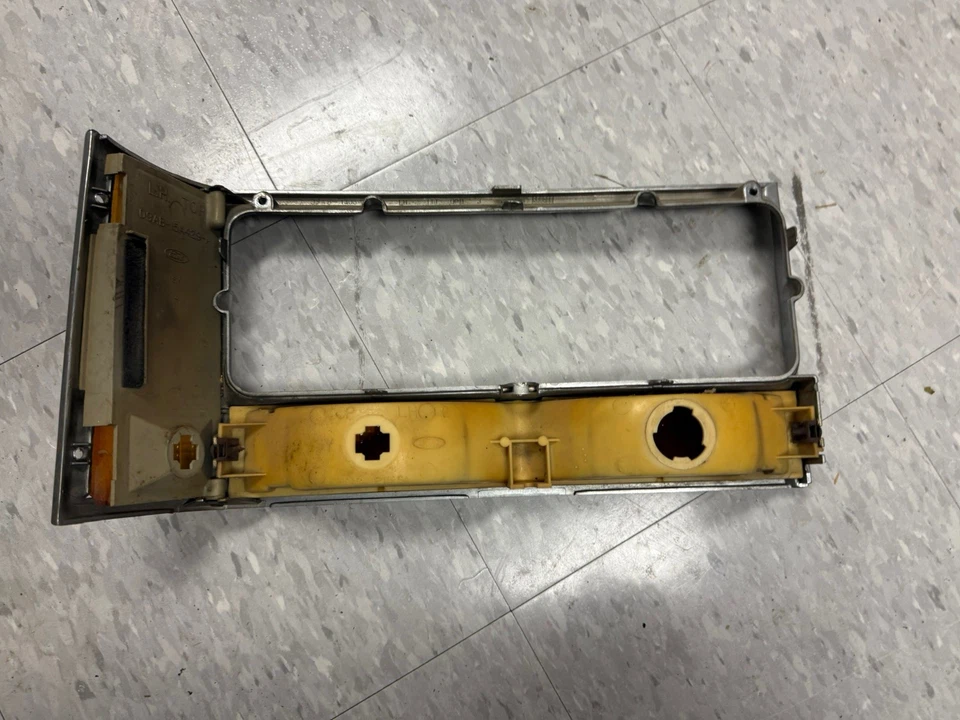 Ford LTD Crown Victoria 1980-1987 faros bisel moldura izquierda izquierda - enchufes no probados Foto 2 de 4