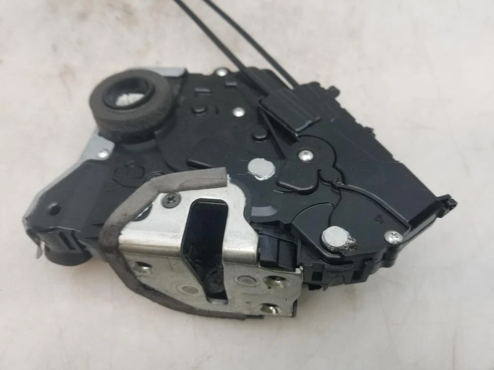 Cerradura de puerta izquierda lado cercano delantero hatchback Toyota Yaris 2008 690400D120 Foto 4 de 4