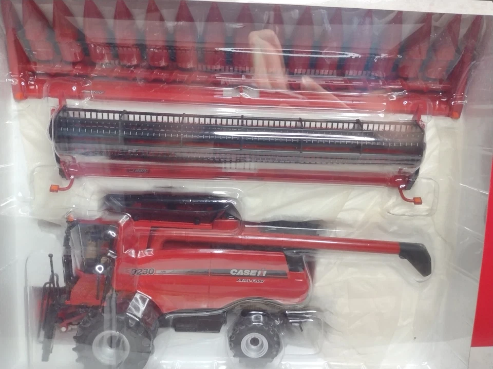 ERTL Prestige Collection 1/32 Case IH 9230 Axial Flow Combine Red - Image 2 of 4