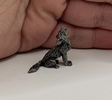 Figura de baratija vintage miniatura de metal de peltre lobo coyote pequeño recuerdo encanto