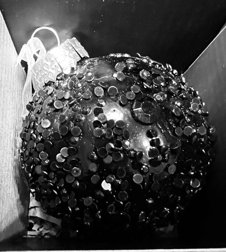 4 CHRISTMAS BLACK ENCRUSTED GLASS BALL ORNAMENTS HOLIDAY MODERN SPARKLE BEADS - Picture 2 of 9