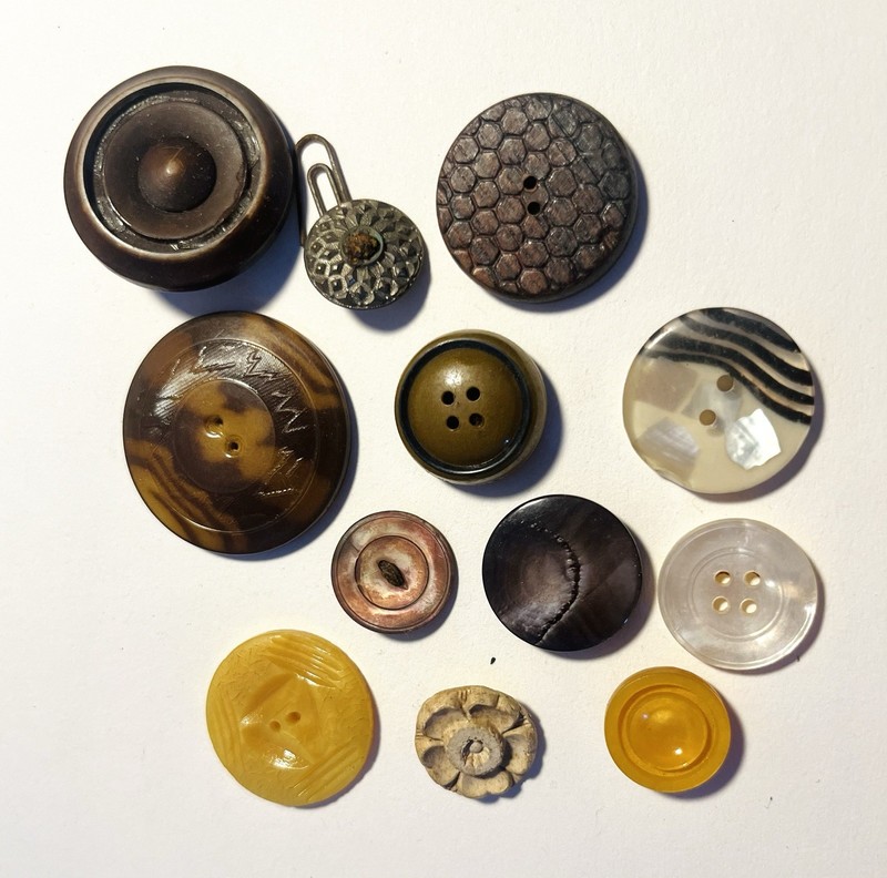 vtg lot of 12 celluloid bakelite other buttons