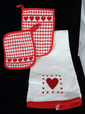 CASABA 3 PC EMBROIDERED HEARTS TERRYCLOTH KITCHEN TOWEL, MITT, POTHOLDER SET NEW