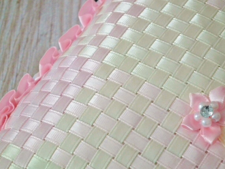 Almohada portadora anillo cinta satinada rosa y marfil Foto 2 de 4