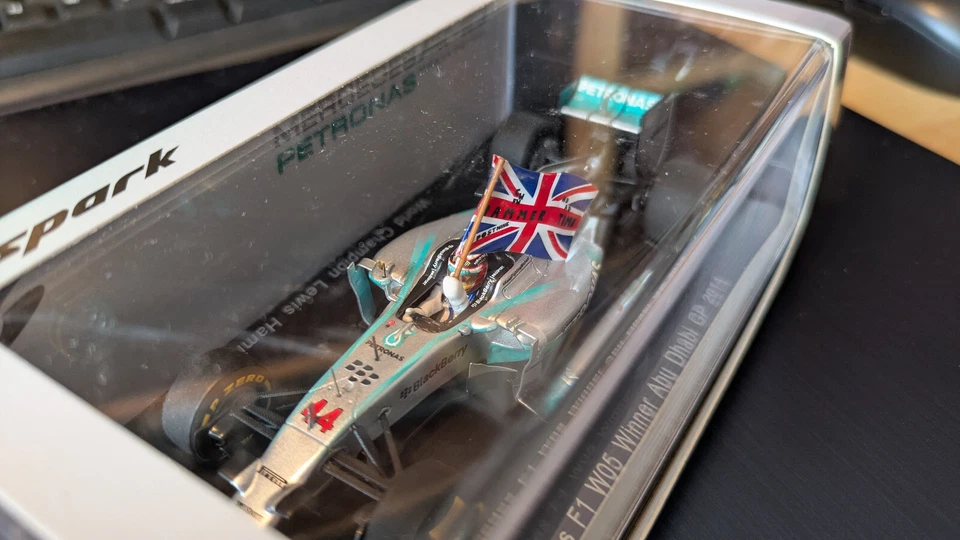 SPARK Mercedes W05 Hamilton Winner Abu Dhabi GP 2014 World Champ 1/43 - F1 S3142 - Immagine 4 di 4