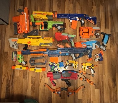 12 Nerf Blaster, 1 Boomco Blaster, 1 Bogen (kaputt) + Etwas Munition + Magazine