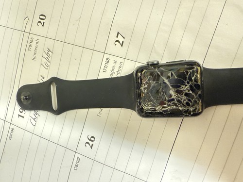 Apple Watch Series 3 38mm Uszkodzenie ekranu Sprzedaż w ten sposób - Zdjęcie 2 z 3