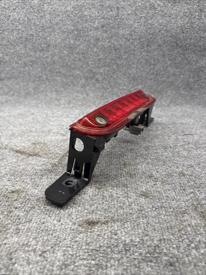 Lámpara de parada montada en el centro genuino Mopar 2015-2023 Chrysler 300 68386753AD Foto 2 de 4