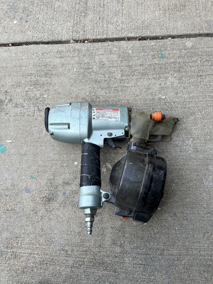 HITACHI NV65AH MADE IN JAPAN Wire & Plastic 21/2" Coil Siding Nailer