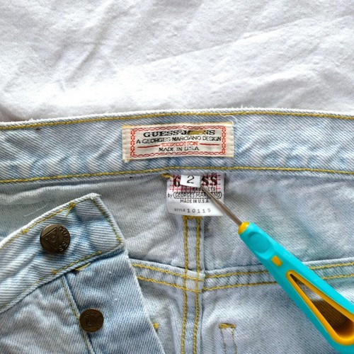 Vintage Guess Mom Jeans Womens Size 2 Made In USA Light Blue Denim Button Fly - Picture 3 of 12