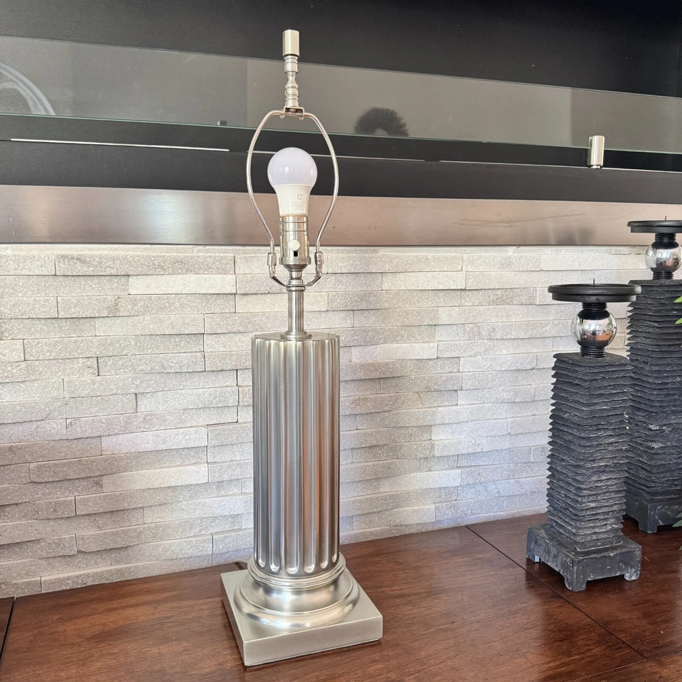 $675 Восстановление Оборудование Рифленая Колонна Настольная Лампа Никелевая Отделка Снятый с производства Дизайн - Изображение 2 из 4