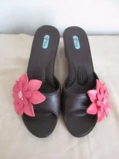 OKAb (OKA-BEE) Brown with Coral/Pink Accent Flower Slip On Sandals ML Pre-Owned