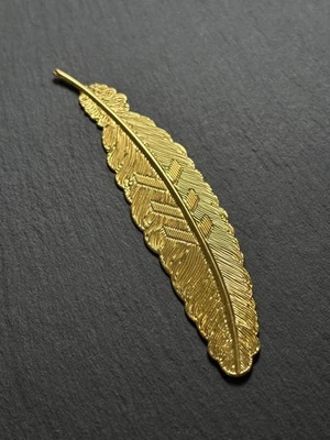 MARKENLOS Feder Lesezeichen aus Metall | Mit Loch für Anhänger oder Kordel | Goldfarben