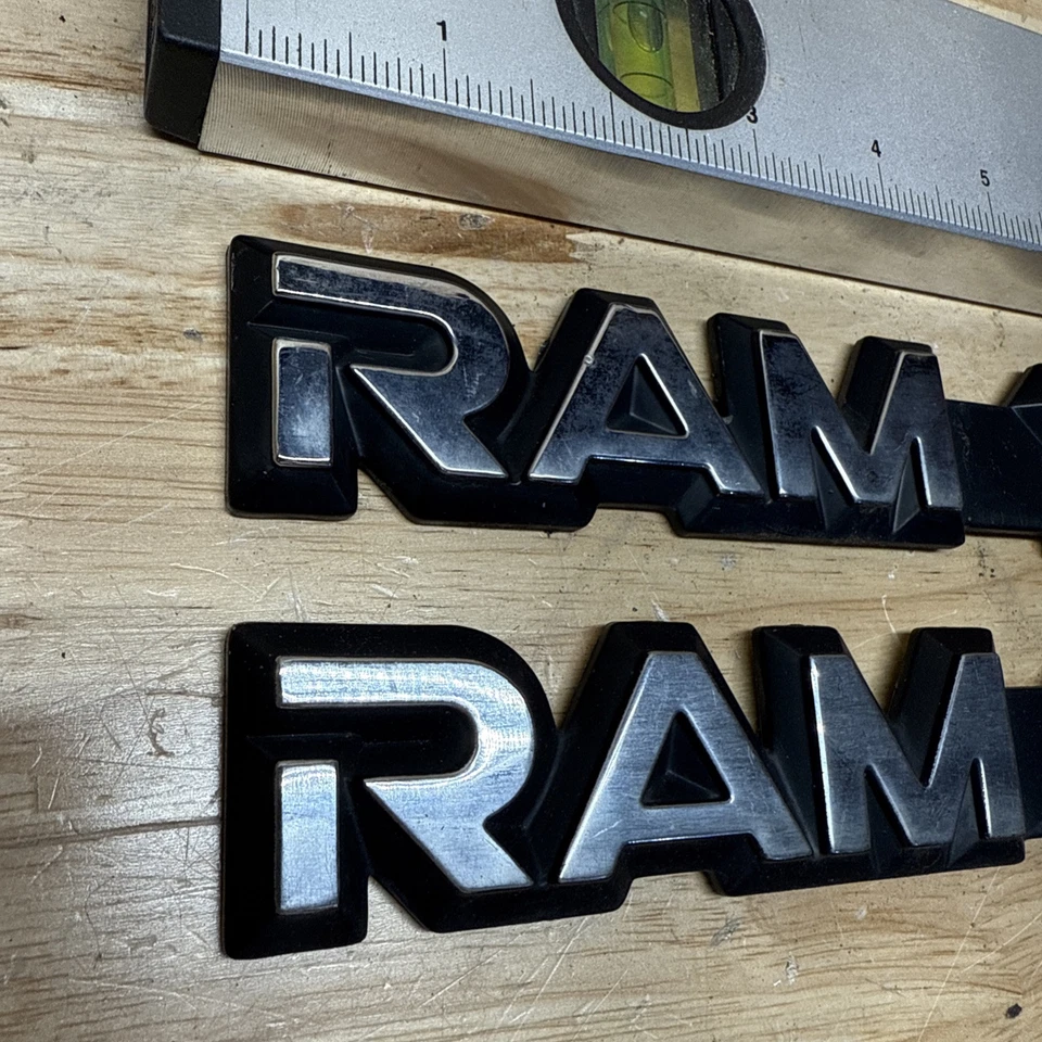 MOPAR 1994-2001 DODGE RAM 1500 EMBLEM BADGE NAMEPLATE SET OEM P/N 55295310 Foto 2 de 4