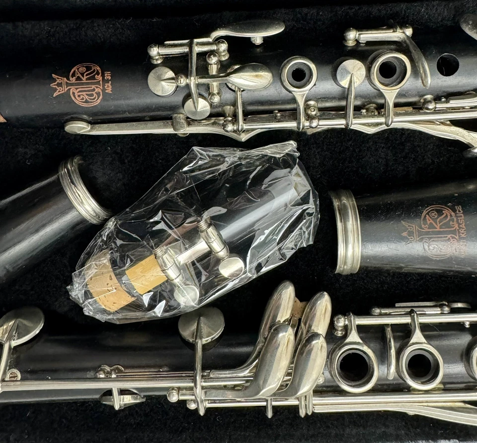 Clarinete Bb Madera Amati ACL 311. Almohadillas nuevas, ¡juega muy bien! Foto 3 de 4