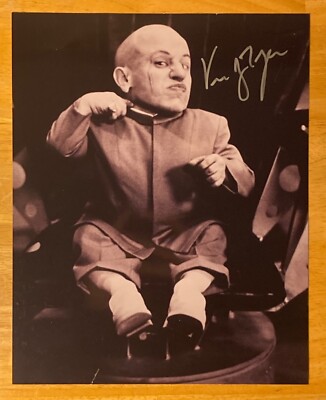 Hand SIGNED Verne Troyer 8x10 Photo - As Mini-Me in Austin Powers! - R.I.P. 2018