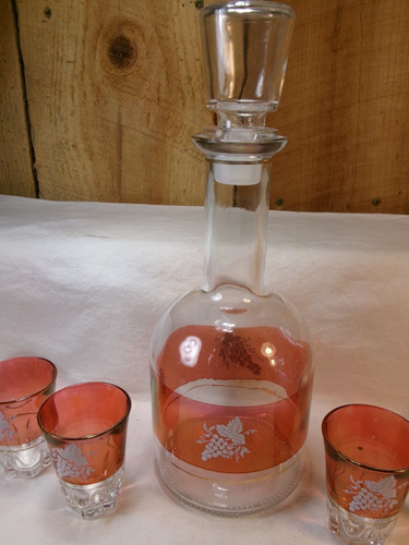 Vintage Glass Decanter with 6 Matching Shot Glasses ~ Grape Cluster Pattern - Picture 4 of 11