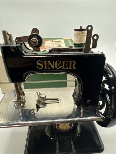 Vintage SINGER SEWHANDY Model 20 child's Sewing Machine w/ Original Box - Picture 15 of 24