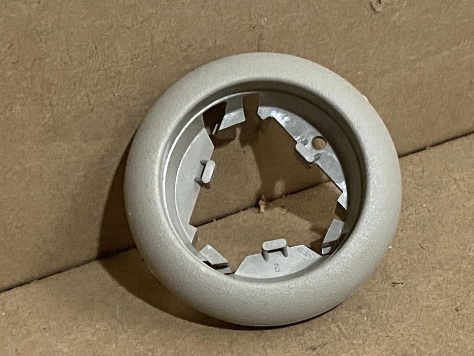 Chevy Malibu 1997-2005 borde de retención bisel clip parasol parasol -- NUEVO GM Foto 2 de 3