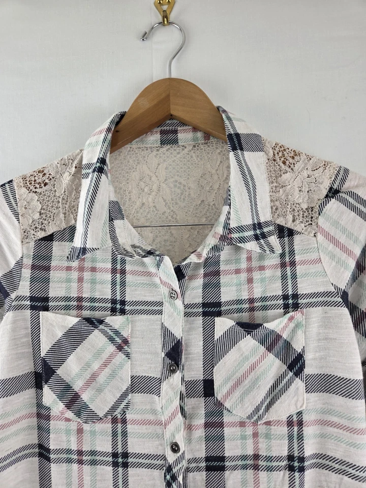 Camisa feminina Vanity mistura de linho leve azul xadrez e renda com botões M - Imagem 3 de 4