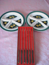 2 Stück Keramik Fondueteller Vintage und 6 Fondue-Gabeln, sehr gut