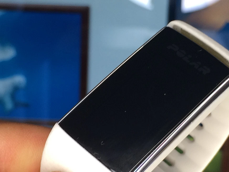 Reloj inteligente Polar para mujer - Mantente conectado y activo, blanco, 22 mm, silicona Foto 2 de 4