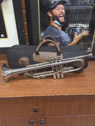 Vintage Trumpet King Silver Flair w/ Case