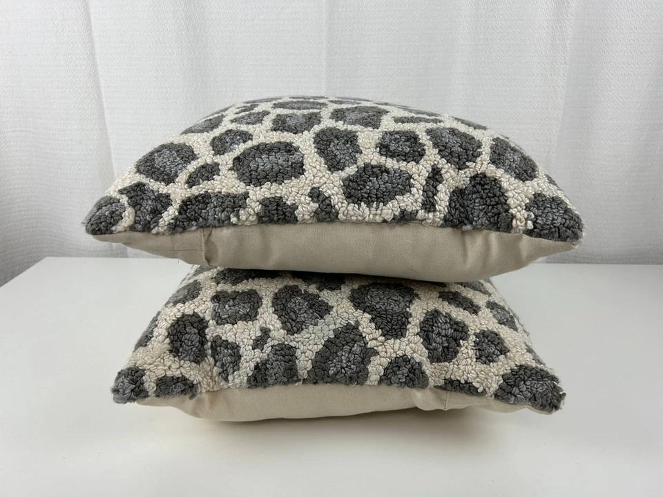 Animal Print Throw Pillows SET 2 Grandin Road Gray Cream 18"x18" Zips w/ Insert Foto 3 de 4