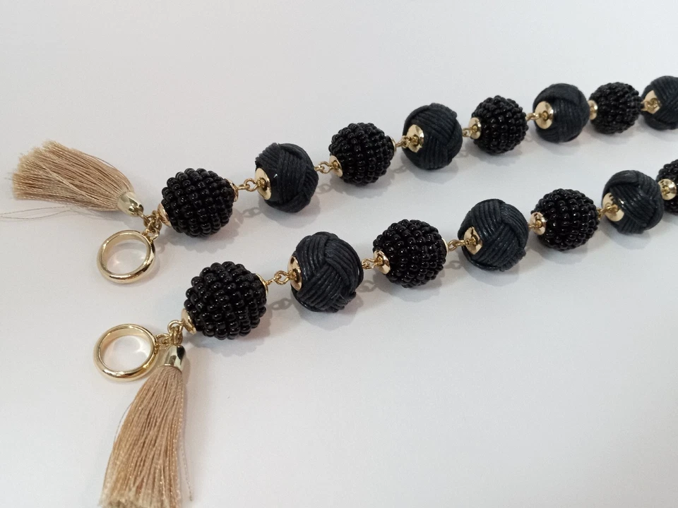 Banana Republic Juego de dos pulseras de palanca de borla dorada con cuentas de cáñamo y semillas negras Foto 3 de 4