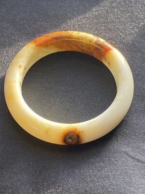 Hervorragender chinesischer handgeschnitzter massiver weiß & orangefarbener Jade Armreif 56 mm