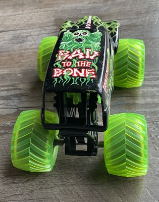 Hot Wheels Monster Jam Grave Digger Die-Cast Vehicle, 1:24 Scale, Black and  Green