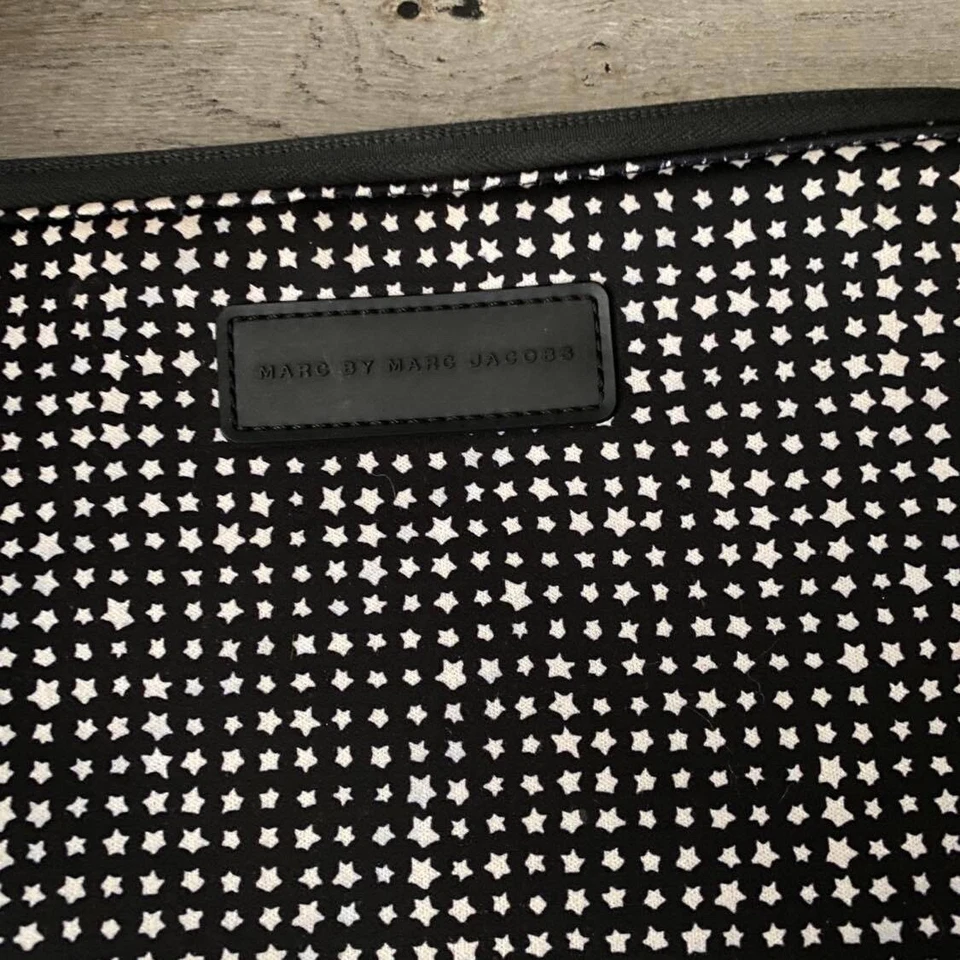 Funda Tablet Marc by Marc Jacobs Estrellas Blanco y Negro Cremallera Tecnología Foto 3 de 4